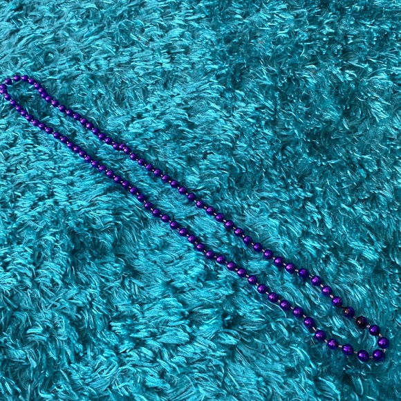 Purple plastic spherical beads necklace - Picture 5 of 8